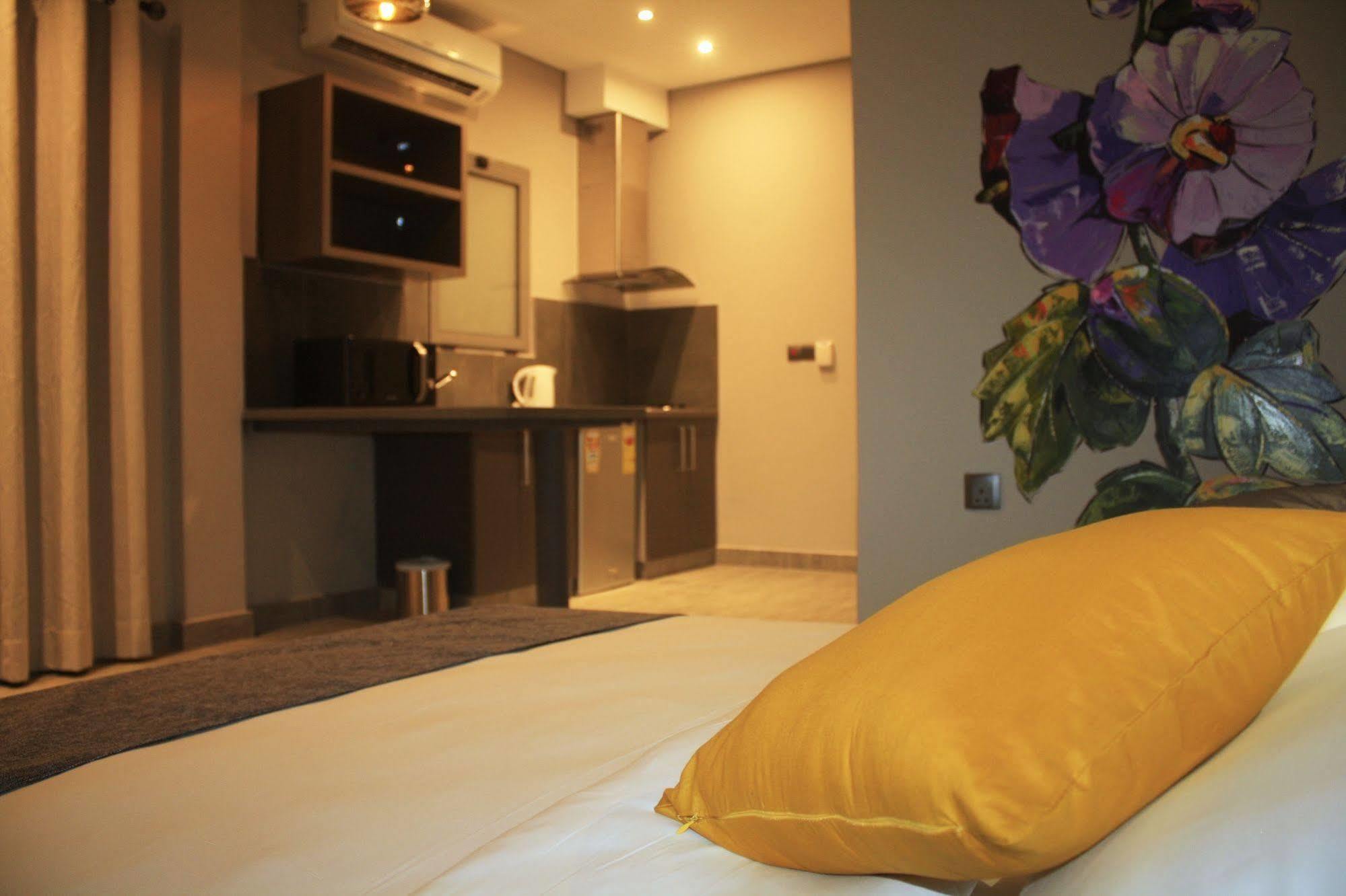 Urbano Hotel By Roots Wiaboman 外观 照片