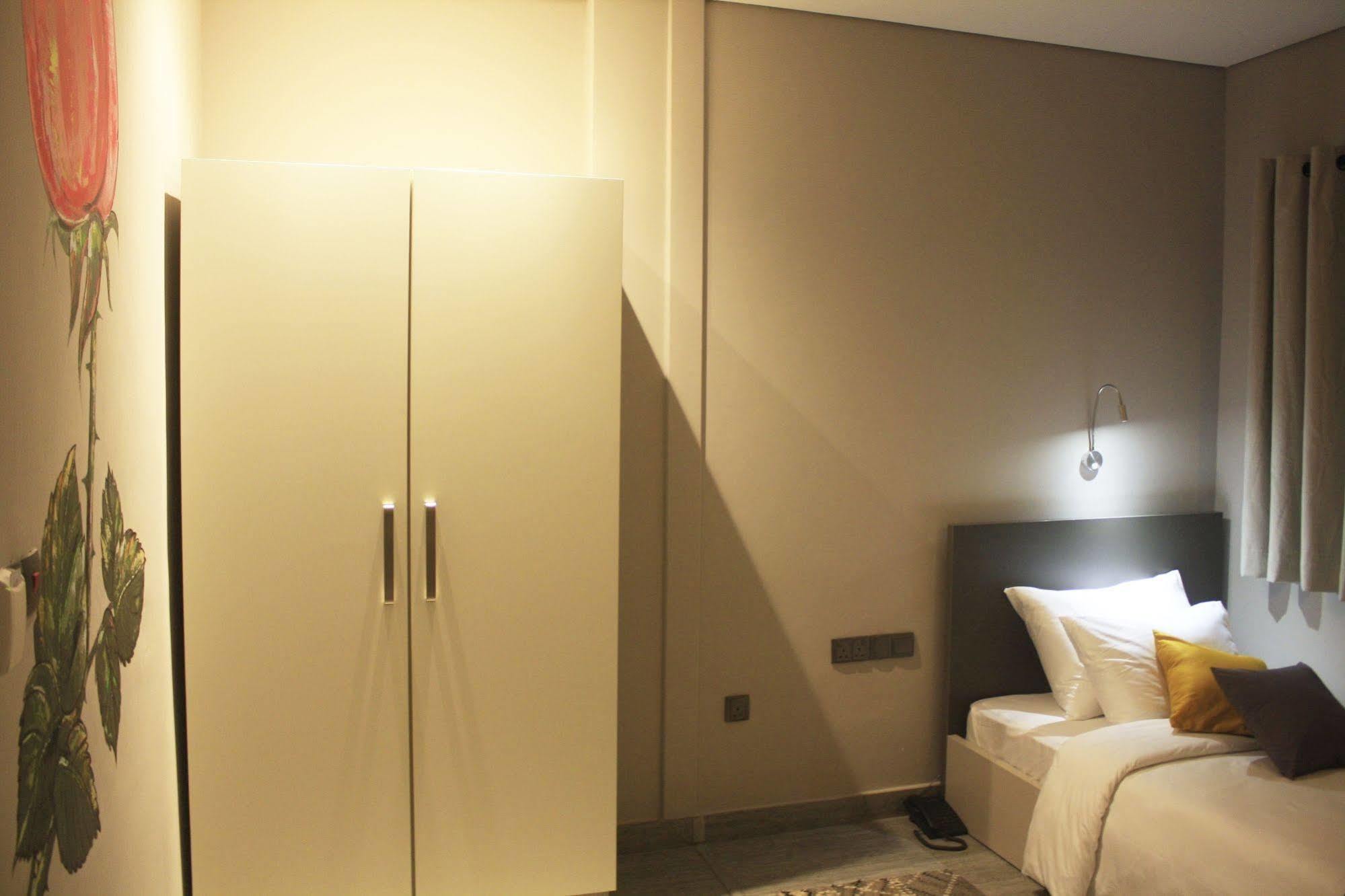Urbano Hotel By Roots Wiaboman 外观 照片