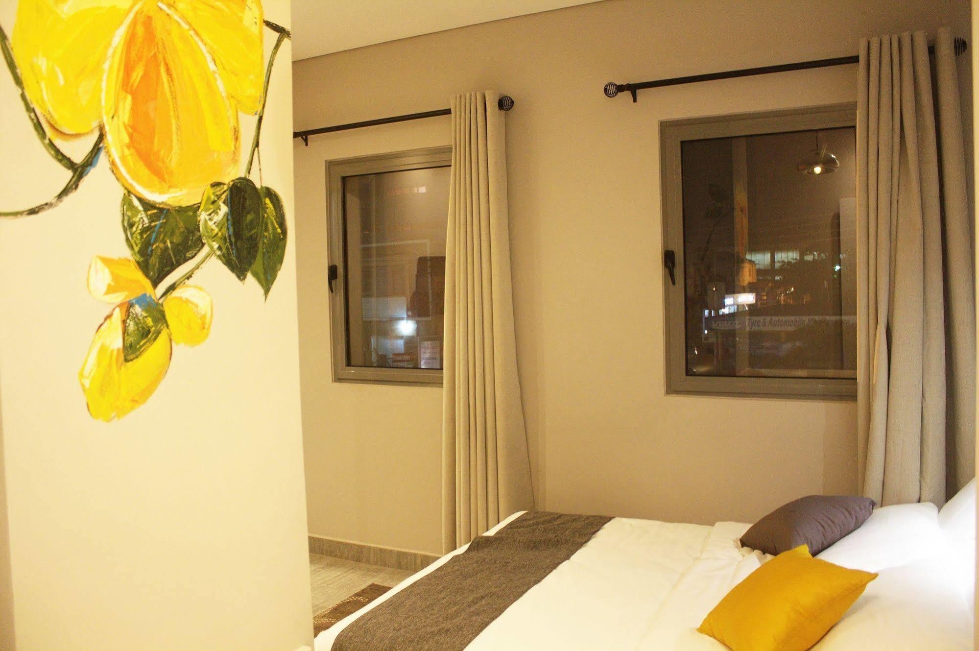 Urbano Hotel By Roots Wiaboman 外观 照片