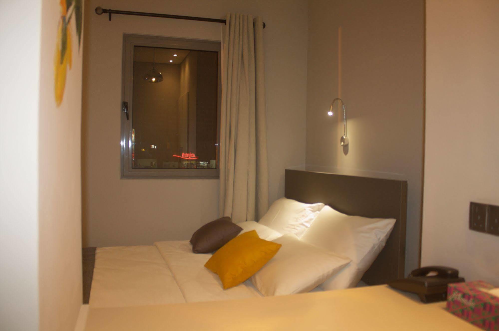 Urbano Hotel By Roots Wiaboman 外观 照片